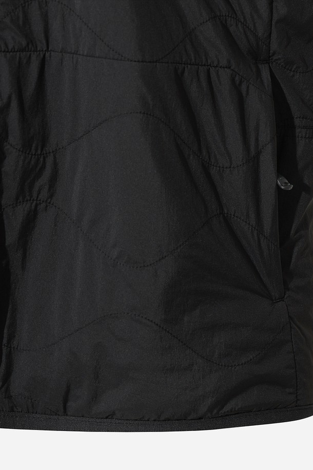 여성용 리버웨이브 리버시블 퀼팅 재킷(BLACK)입니다. 캐주얼하고 베이직한 스타일로, 가을과 겨울에 따뜻하게 착용하기 좋은 두꺼운 두께감의 퀼팅 재킷입니다. 나일론 소재로 제작되어 부드러운 촉감을 선사하며, 양면 착용이 가능하여 다양한 스타일 연출이 가능합니다. 레귤러핏으로 편안하게 착용할 수 있으며, 집업 여밈 방식과 긴 소매 기장으로 활동성을 높였습니다. 일상에서 데일리하게 활용하기 좋은 아이템입니다.
