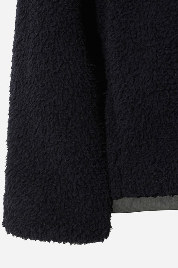 유니) 바크 플리스 유틸리티 재킷(네이비)은 부드러운 플리스 소재로 제작되어 따뜻함과 편안함을 동시에 선사하는 유니섹스 아우터입니다. 가을과 겨울, 일상 및 아웃도어 활동에 적합하며, 레귤러핏과 크롭 기장으로 스포티하면서도 캐주얼한 스타일을 연출합니다. 톤온톤 무지의 네이비 컬러에 집업 여밈 방식과 포켓 디테일이 더해져 실용성을 높였습니다. 넉넉한 두께감과 긴 소매 기장으로 추운 날씨에도 든든하게 착용할 수 있습니다.
