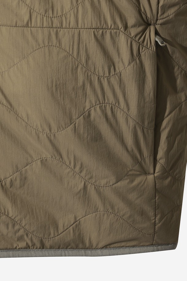 남성용 리버웨이브 리버시블 퀼팅 베스트(다크 베이지)는 가을과 겨울, 두 계절 모두 활용 가능한 남성 베스트입니다. 
겉감은 무지 디자인, 안감은 다른 디자인으로 제작되어 하나의 제품으로 두 가지 스타일을 연출할 수 있습니다. 
집업 스타일의 레귤러핏으로 제작되었으며, 넉넉한 두께감과 퀼팅 디자인으로 보온성을 더했습니다. 
캐주얼, 미니멀, 클래식 스타일을 즐겨 입는 분들께 추천하며, 출근룩이나 캠핑룩 등 다양한 TPO에 활용 가능합니다. 
나일론 소재로 제작되어 가볍고 편안한 착용감을 제공하며, 실용적인 포켓 디테일이 돋보입니다.
