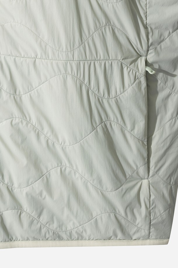 남성용 리버웨이브 리버시블 퀼팅 베스트(L.MINT)입니다. 봄, 가을 간절기에 활용하기 좋은 두께감의 양면 착용 가능한 베이직 스타일 베스트입니다. 라이트 민트 컬러의 퀼팅 디자인은 캐주얼하면서도 미니멀한 무드를 연출합니다. 레귤러핏으로 제작되어 편안한 착용감을 제공하며, 여행룩에 매치하기 좋습니다. 버튼 여밈 방식과 민소매 디자인으로 활동성을 더했습니다.
