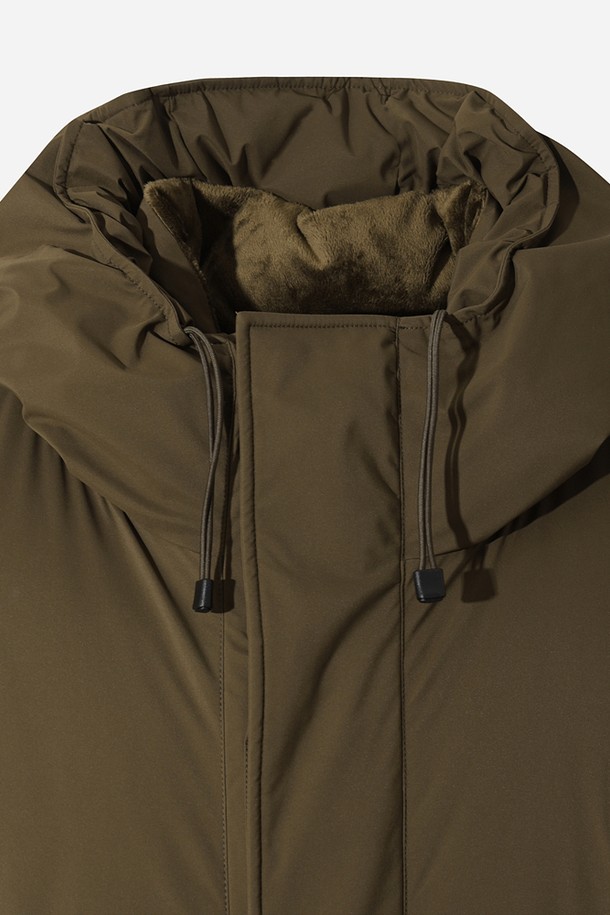 유니) 가마보코 쉘터 구스 다운 재킷 (BROWN)은 일상과 캠핑 모두에 적합한 유니섹스 방수 구스다운 재킷입니다. 브라운 컬러의 무지 디자인으로 캐주얼, 스포티, 미니멀 스타일을 연출할 수 있습니다. 두꺼운 두께감과 부드러운 촉감, 긴 소매 기장이 특징이며, 후드와 집업 여밈 방식으로 제작되었습니다. 뛰어난 보온성과 방풍 기능을 갖춰 겨울철 따뜻하고 편안한 착용감을 제공합니다. 캠핑룩으로 활용하기 좋으며, 오버핏으로 편안한 핏을 선사합니다.
