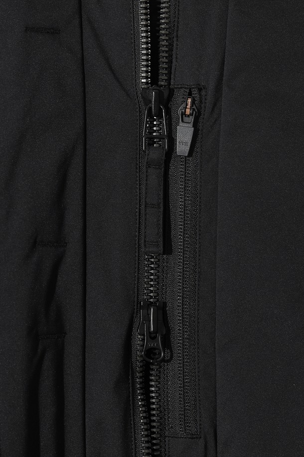 유니) 가마보코 쉘터 구스 다운 재킷 (블랙)은 일상과 캐주얼한 스타일에 잘 어울리는 유니섹스 구스다운 자켓입니다. 두꺼운 두께감으로 보온성을 높였으며, 부드러운 촉감과 긴 소매 기장이 편안한 착용감을 선사합니다. 집업 스타일의 레귤러핏으로, 후드와 포켓 디테일이 있어 실용성을 더했습니다. 겨울철 출근룩과 여행룩에 미니멀하고 베이직한 스타일을 더해줄 아이템입니다. 무지 디자인으로 다양한 룩에 매치하기 용이합니다.
