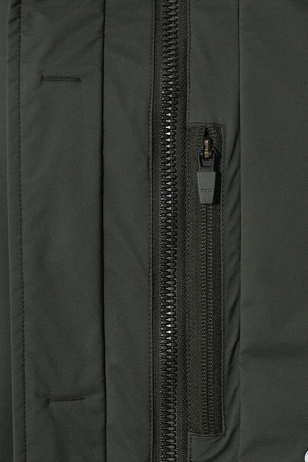 여성) 가마보코 쉘터 구스 다운 재킷(L.CHARCOAL GREY)은 추운 겨울철, 일상에서 따뜻하고 스타일리시하게 착용할 수 있는 여성용 구스다운 재킷입니다. 부드러운 촉감과 두꺼운 두께감으로 뛰어난 보온성을 제공하며, 방수 기능까지 갖춰 눈, 비가 오는 날씨에도 쾌적하게 입을 수 있습니다. 차콜 그레이 컬러의 무지 디자인에 레귤러핏으로 제작되어 캐주얼, 베이직, 미니멀, 클래식 등 어떤 스타일에도 잘 어울립니다. 긴 소매와 후드, 집업 방식에 포켓 디테일이 더해져 실용성을 높였습니다. 
