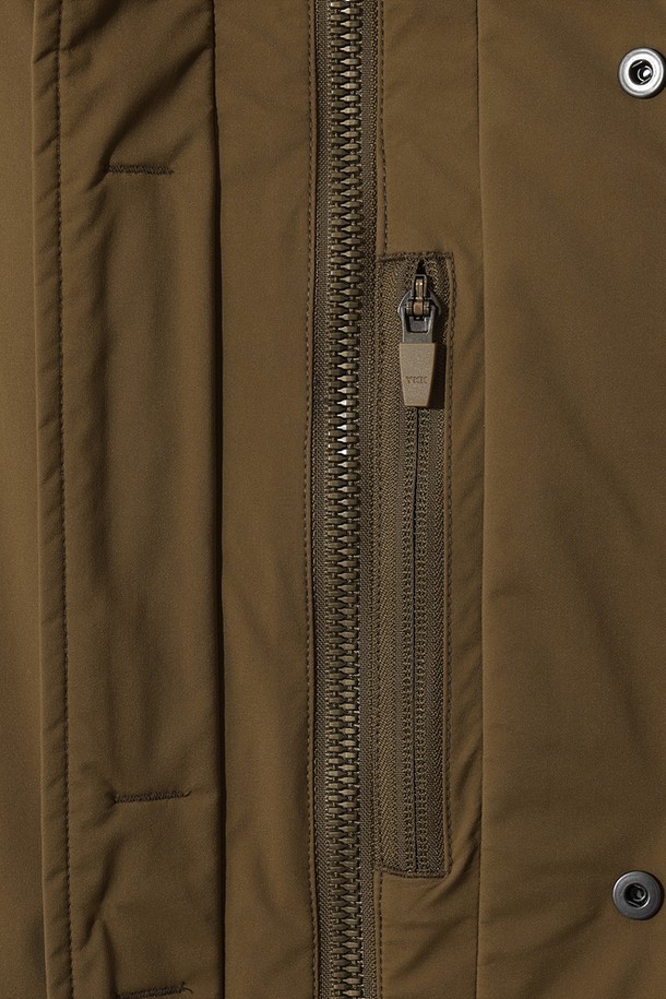 여성용 '가마보코 쉘터' 구스 다운 재킷(라이트브라운)입니다. 부드러운 촉감의 구스 다운 소재로 제작되어 뛰어난 보온성을 제공하며, 겨울철 추위로부터 당신을 따뜻하게 보호해 줍니다. 넉넉한 레귤러 핏과 긴 소매 기장으로 편안한 착용감을 선사하며, 캐주얼한 스타일을 연출하기 좋습니다. 후드와 포켓 디테일이 실용성을 더해주며, 집업 스타일로 간편하게 착용할 수 있습니다. 일상 및 아웃도어 활동 모두에 적합하며, 방수 기능까지 갖춰 활용도가 높습니다.
