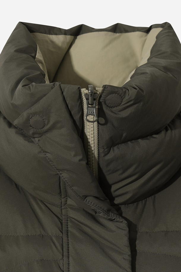 여성용 리버시블 D7 롱다운 재킷(다크차콜 그레이)입니다. 롱 기장의 오버핏 디자인으로, 베이직한 스타일을 연출하며 겨울철 보온과 방풍 기능을 제공합니다. 겉감은 부드러운 나일론 소재이며, 안감은 패딩 처리되어 두꺼운 두께감을 자랑합니다. 출근룩과 여행룩에 모두 활용 가능한 활용도 높은 아이템입니다. 리버시블 디자인으로 다양한 스타일을 연출할 수 있습니다.
