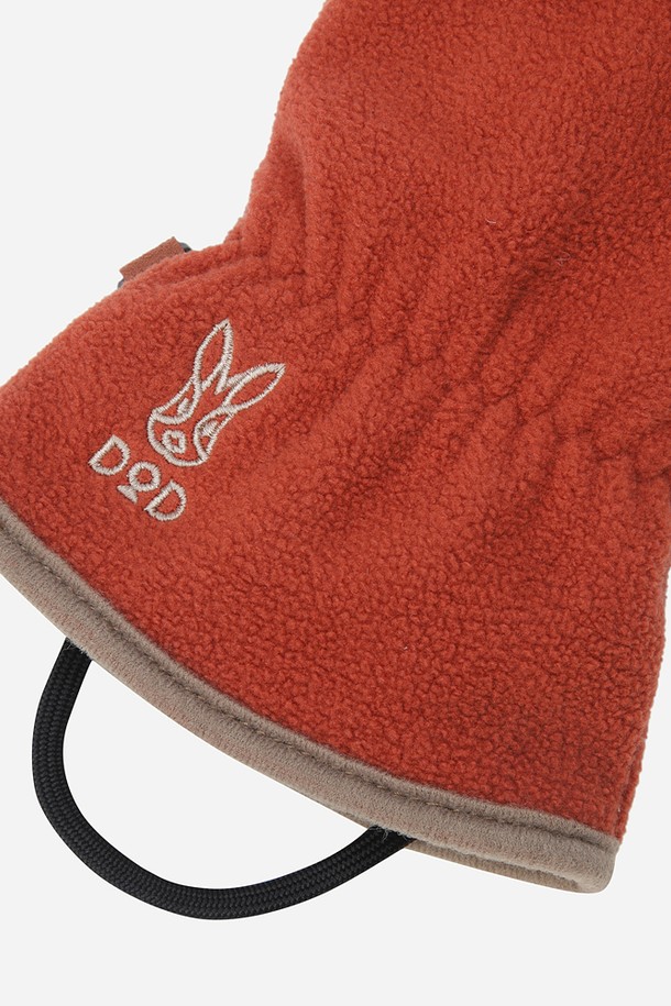 히트레스트 헤비 글러브(D.ORANGE)는 겨울철 추위로부터 손을 보호해 줄 방한 장갑입니다. 폴리에스테르와 폴리우레탄 소재를 사용하여 부드러운 촉감과 뛰어난 보온성을 제공합니다. 두꺼운 두께감으로 제작되어 더욱 따뜻하며, 아웃도어 활동이나 일상생활에서 폭넓게 활용할 수 있습니다. 오렌지 컬러의 무지 디자인으로 등산룩, 캠핑룩, 캐주얼, 고프코어, 미니멀 스타일 등 다양한 스타일에 매치하기 좋습니다. 히트레스트 헤비 글러브로 따뜻하고 스타일리시한 겨울을 보내세요.
