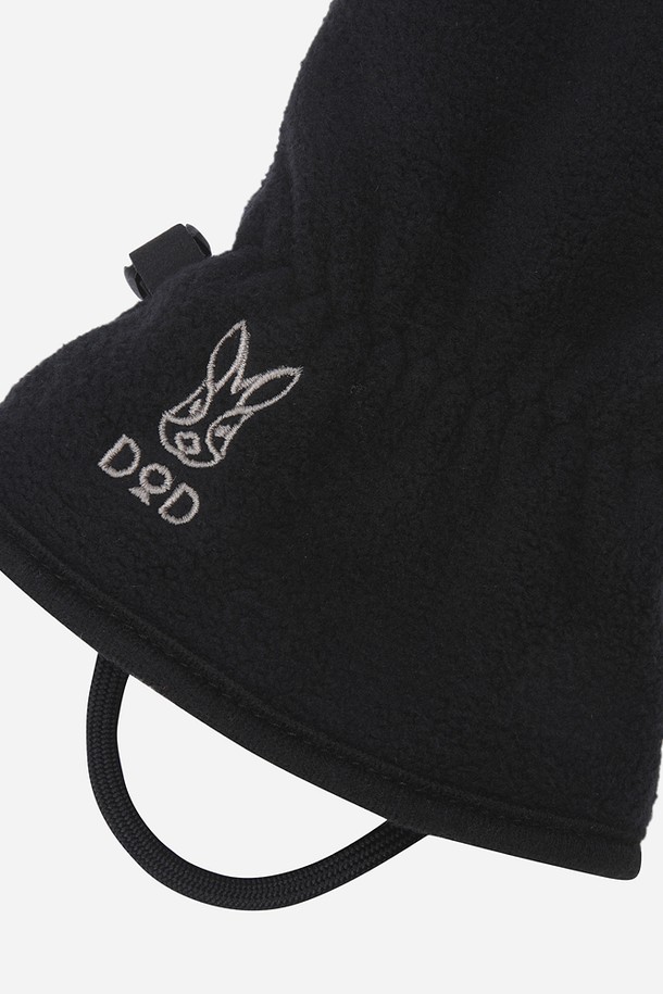 히트레스트 헤비 글러브(BLACK)는 겨울철 추위로부터 손을 보호해 줄 방한용 장갑입니다. 부드러운 촉감의 폴리에스테르 소재로 제작되어 편안한 착용감을 선사합니다. 무지 패턴의 블랙 컬러로, 미니멀, 클래식, 캐주얼 등 다양한 스타일의 출근룩에 매치하기 좋습니다. 두꺼운 두께감으로 보온성을 높여 추운 날씨에도 따뜻하게 손을 유지시켜 줍니다. 일상생활은 물론, 추운 날씨의 야외 활동 시에도 유용하게 사용할 수 있습니다.
