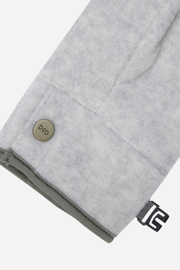 히트레스트 라이트 글러브(L.MELANGE GREY)는 캠핑, 러닝, 하이킹, 사이클 등 다양한 아웃도어 활동에 적합한 장갑입니다. 멜란지 그레이 컬러의 무지 디자인으로 캐주얼, 스포티, 미니멀 스타일을 연출하기 좋습니다. 봄, 가을에 착용하기 좋은 얇은 두께의 폴리에스테르 소재로 제작되어 부드러운 촉감과 가벼운 무게감을 자랑합니다. 뛰어난 보온 및 방풍 기능을 갖춰 쾌적한 착용감을 제공하며, 신축성이 있어 활동성을 높여줍니다. 단독 착용은 물론 이너 장갑으로도 활용 가능하여 실용적입니다.
