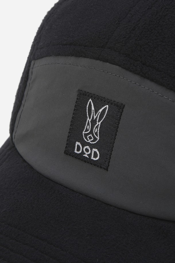 히트레스트 캠프캡(BLACK)은 일상, 여행룩, 산책룩에 모두 잘 어울리는 모자입니다. 부드러운 면 소재로 제작되어 봄, 여름, 가을 계절에 착용하기 좋습니다. 블랙 색상의 무지 디자인으로 미니멀, 캐주얼, 시티보이 스타일을 연출하기 용이합니다. 일반적인 모자 깊이와 챙 넓이로 편안한 착용감을 제공하며, 로고 장식으로 포인트를 더했습니다. 뒤쪽의 조절끈으로 사이즈를 조절할 수 있습니다.
