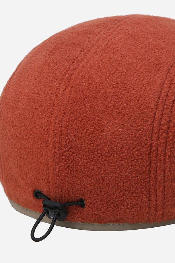 히트레스트 캠프캡(D.ORANGE)은 부드러운 면 소재로 제작되어 편안한 착용감을 선사합니다. 오렌지 컬러의 무지 디자인에 로고 패치가 포인트로 더해져 캐주얼, 미니멀, 스포티한 스타일을 연출하기 좋습니다. 통기성이 뛰어나 봄, 여름, 가을 계절에 쾌적하게 착용 가능하며, 일상과 아웃도어 활동 모두에 활용하기 좋습니다. 특히, 봄 소풍룩에 매치하여 세련된 스타일을 완성해 보세요. 캠프캡 특유의 일반적인 모자 깊이와 챙 넓이로 안정적인 핏을 제공합니다.
