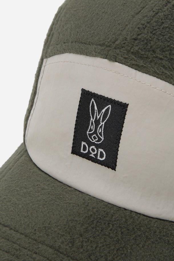 히트레스트 캠프캡(KHAKI)은 면 소재로 제작되어 부드러운 촉감을 자랑하는 캠프캡입니다. 카키 색상에 무지 디자인으로, 심플하면서도 데일리룩에 활용하기 좋은 아이템입니다. 일반적인 모자 깊이와 챙 넓이로 편안한 착용감을 선사하며, 사이즈 조절 기능이 있어 누구나 편하게 사용할 수 있습니다. 로고 또는 패치 디자인 장식으로 포인트를 더했으며, 봄, 가을, 겨울철 캠핑룩, 등산룩, 봄 소풍룩 등 다양한 TPO에 매치하여 캐주얼, 미니멀, 고프코어 스타일을 연출할 수 있습니다.
