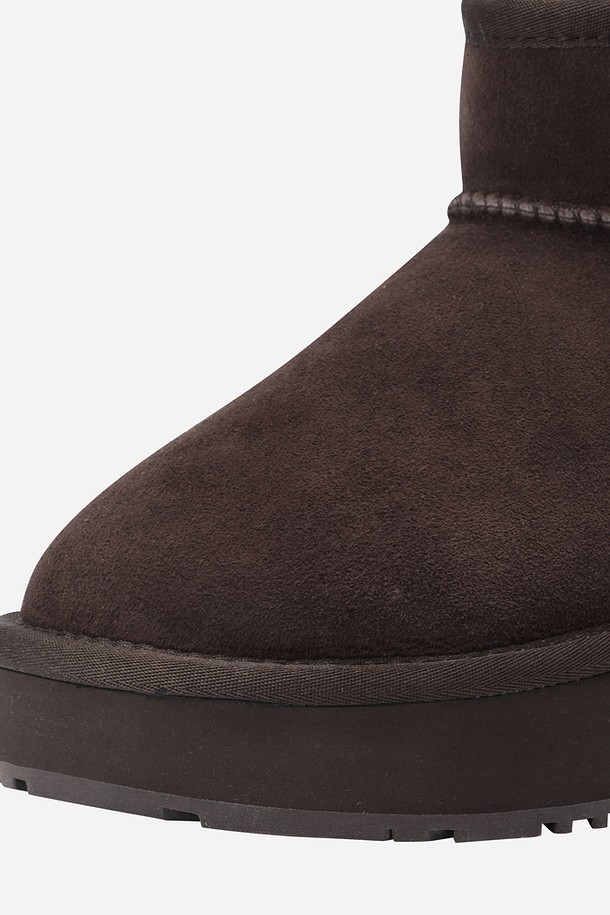 플러프 하이웜 부츠(BROWN)는 여성용 신발로, 겨울철 일상에서 따뜻함과 스타일을 동시에 만족시키는 제품입니다. 부드러운 플리스 소재와 안감의 퍼(fur)가 뛰어난 보온성을 제공하며, 라운드 앞코와 플랫 굽 디자인으로 편안한 착용감을 선사합니다. 앵클 탑라인과 오픈형 디자인은 캐주얼, 미니멀, 클래식 스타일의 집콕룩, 산책룩, 여행룩에 모두 잘 어울립니다. 브라운 컬러와 무지 패턴으로 어떤 옷에도 쉽게 매치할 수 있으며, 발볼 너비는 일반입니다.
