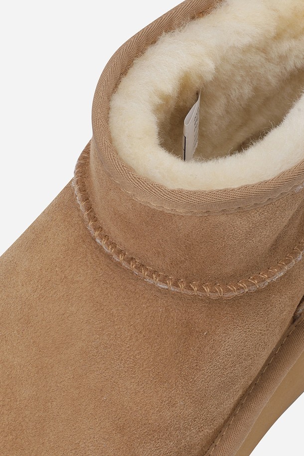 플러프 하이웜 부츠(탄)는 부드러운 스웨이드 소재로 제작되어 포근한 착용감을 선사합니다. 라운드 앞코 디자인과 플랫 굽으로 편안함을 강조했으며, 발등을 덮는 앵클 기장으로 다리를 따뜻하게 감싸줍니다. 퍼 안감과 보온 기능으로 겨울철 추위에도 끄떡없는 따뜻함을 느낄 수 있습니다. 일상룩, 산책룩 등 캐주얼, 미니멀, 클래식 스타일의 다양한 코디에 활용하기 좋은 아이템입니다. 탄(TAN) 컬러는 어떤 옷에도 잘 어울려 데일리 부츠로 손색없습니다.
