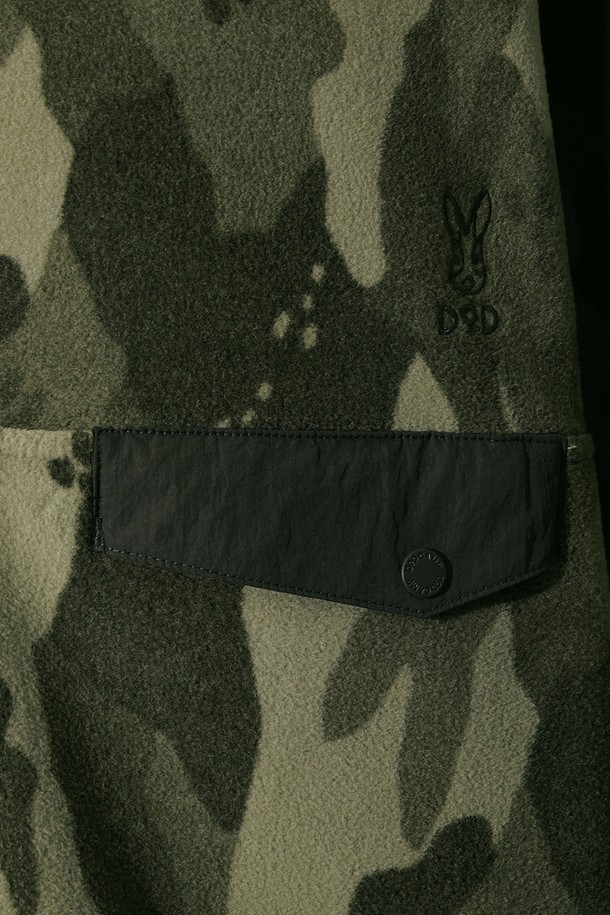 유니) 히트레스트 플리스 집업 아노락(MULTI)은 포근한 플리스 소재로 제작되어 부드러운 촉감을 자랑하는 오버핏 아노락입니다. 멀티, 카키, 블랙 컬러의 배색 디자인과 카모 패턴이 캐주얼하고 스포티한 무드를 연출하며, 캠핑룩과도 잘 어울립니다. 두꺼운 두께감으로 가을, 겨울철 보온성을 높였으며, 후드와 긴 소매, 집업 여밈 방식으로 편안하게 착용 가능합니다. 일상생활은 물론, 가벼운 야외활동 시에도 활용하기 좋은 아이템입니다.
