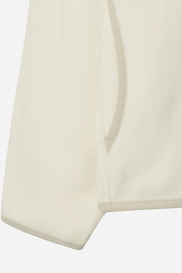 유니) 히트레스트 플리스 집업 아노락(IVORY)은 부드러운 촉감의 플리스 소재로 제작되어 가을과 겨울에 따뜻하게 착용할 수 있는 아노락입니다. 아이보리 컬러의 무지 디자인으로, 캐주얼하고 스포티한 스타일을 연출하며, 레귤러핏과 긴 소매 기장으로 편안함을 더했습니다. 하이넥 디자인과 집업 여밈 방식으로 보온성을 높였으며, 산책룩이나 캠핑룩과 같이 다양한 TPO에 활용하기 좋습니다. 레귤러 기장으로 어떤 하의와도 잘 어울리며 미니멀한 스타일을 즐기는 분들께 추천합니다.
