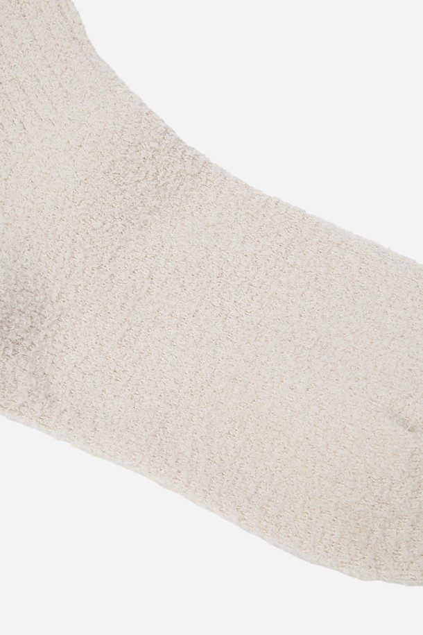 아이보리 색상의 탁텔 캠핑 크루삭스는 캠핑, 하이킹, 트레킹, 일상에서 폭넓게 활용 가능한 양말입니다. 가볍고 통기성이 우수한 얇은 두께로 제작되었으며, 흡습 및 속건 기능으로 쾌적한 착용감을 제공합니다. 탁텔 나일론 원사를 사용하여 아웃도어 활동에 적합하며, 수분 관리 기능이 특징입니다. 캐주얼, 스포티, 고프코어 스타일을 아우르며 캠핑룩, 등산룩, 러닝룩에 잘 어울립니다. 사계절 모두 착용할 수 있는 실용적인 아이템입니다.
