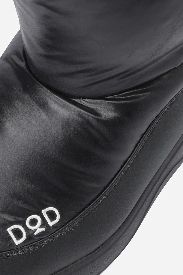 코어 하이웜 부츠(BLACK)는 여성용 부츠로, 무지 패턴의 블랙 컬러가 돋보이는 제품입니다. 데일리 착용에 적합하며, 미니멀, 클래식, 캐주얼 스타일을 모두 소화합니다. 합성가죽, 폴리에스테르, 고무를 주요 소재로 사용, 보온성을 강화하여 겨울철에도 따뜻하게 착용할 수 있습니다. 볼륨감 있는 디자인과 가벼운 나일론 소재, 그리고 에어로젤 안감으로 세련된 분위기를 연출합니다. 프리토 앞코 디자인으로 편안함까지 더했습니다.
