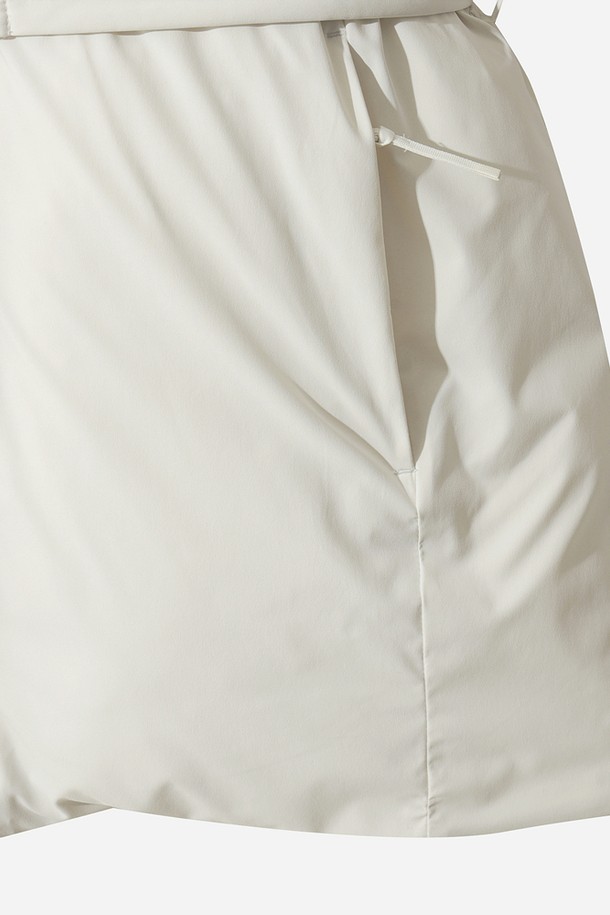 여성) 어베인 D7 밸트 미드 다운 재킷(IVORY)은 겨울철, 출근룩에 적합한 여성용 다운 자켓입니다. 미니멀하고 베이직한 스타일의 아이보리 컬러 무지 디자인으로, 벨트 디테일이 특징입니다. 부드러운 촉감의 나일론 소재로 제작되었으며, 두꺼운 두께감과 긴 소매 기장으로 보온성을 높였습니다. 넉넉한 핏과 패딩 안감으로 편안하게 착용할 수 있습니다.
