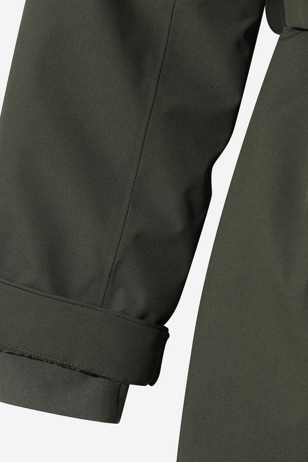 여성용 데카히트 구스 롱다운 재킷(D.CHARCOAL GREY)입니다. 겨울철 추위를 막아줄 두꺼운 두께감의 롱다운 재킷으로, 일상과 출근룩에 모두 잘 어울리는 베이직 스타일입니다. 다크차콜 그레이 컬러의 무지 디자인에 방풍 기능과 보온성을 갖춰 따뜻하게 착용할 수 있습니다. 레귤러핏으로 제작되었으며, 긴 소매와 지퍼 여밈 방식으로 편안함을 더했습니다. 안감은 패딩 처리되었으며, 퍼 트리밍 디테일로 고급스러움을 더했습니다.
