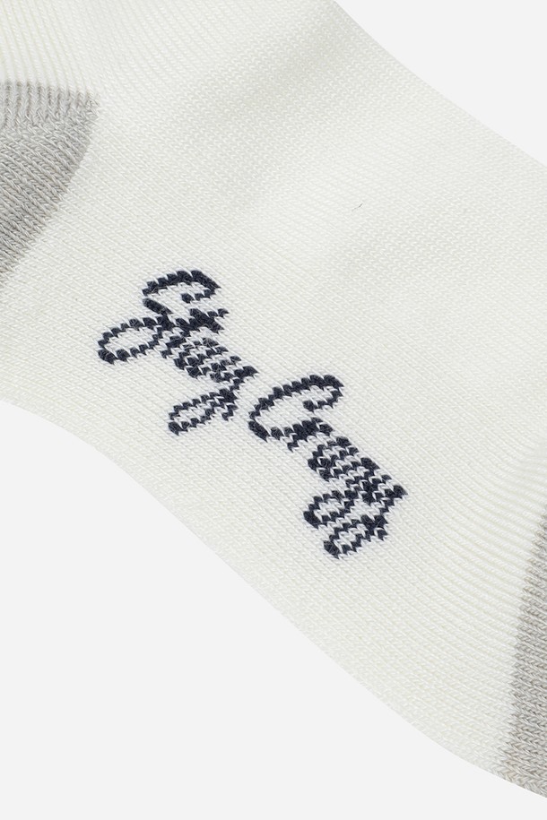 아이보리 & 다크 컬러 배색의 스트라이프 울 삭스입니다. 아크릴, 폴리에스터, 모, 폴리우레탄 혼방 소재로 제작되어 포근한 촉감과 안정적인 착용감을 제공합니다. 발목 밴딩 처리로 활동성을 높였으며, 캐주얼 및 미니멀 스타일 모두에 잘 어울립니다. 일상생활과 가벼운 아웃도어 활동 시 편안하게 착용할 수 있습니다.
