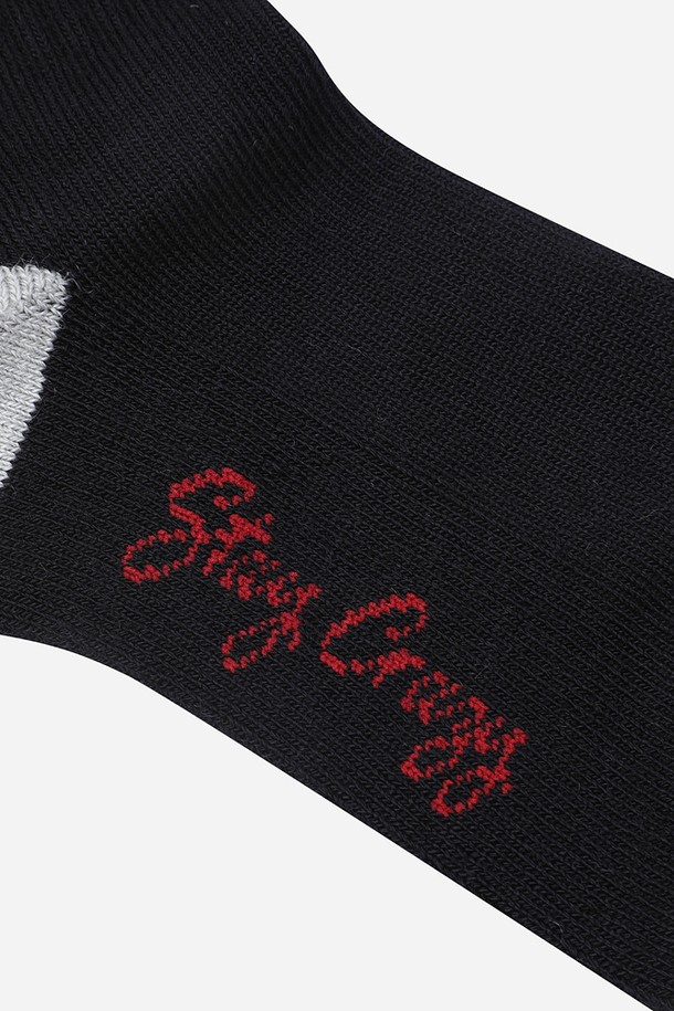 블랙 색상의 스트라이프 울 삭스입니다. 캐주얼 및 미니멀 스타일에 잘 어울리며, 가을과 겨울철에 착용하기 좋습니다. 아크릴, 폴리에스터, 모, 폴리우레탄 혼방 소재로 제작되어 부드럽고 따뜻하며, 신축성이 있어 편안한 착용감을 제공합니다. 일상생활에서 활용하기 좋은 베이직한 디자인의 양말입니다. 스트라이프 패턴으로 포인트를 더했습니다.
