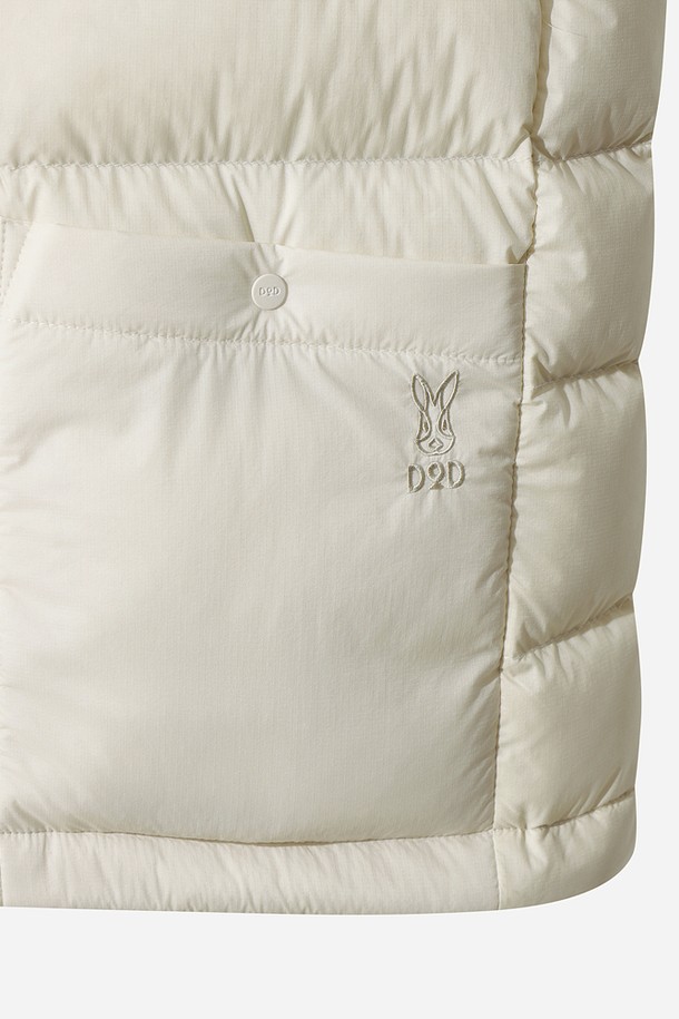 여성) 글린트 D7 경량 다운 재킷(IVORY)은 겨울철 따뜻함과 스타일을 동시에 만족시키는 필수 아이템입니다. 미니멀하고 베이직한 디자인에 아이보리 컬러가 더해져 어떤 옷에도 쉽게 매치할 수 있습니다. 가볍고 부드러운 나일론 소재를 사용하여 편안한 착용감을 선사하며, 레귤러 핏으로 제작되어 활동성을 높였습니다. 숏패딩 스타일의 두꺼운 두께감과 긴 소매, 집업 여밈 방식으로 보온성을 극대화한 제품입니다. 경량 다운 충전재와 안감 패딩으로 추운 날씨에도 따뜻하게 몸을 보호합니다.
