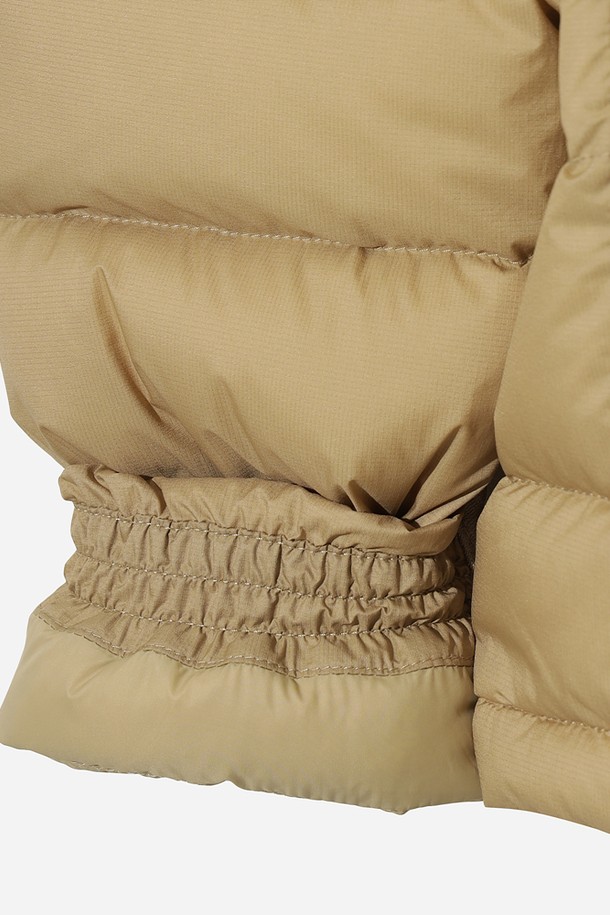 여성용 '글린트 D7' 경량 다운 재킷 (TAN)입니다. 가볍고 따뜻한 겨울을 위한 필수 아이템으로, 일상에서 편안하게 착용하기 좋습니다. 부드러운 촉감의 나일론 소재와 퀼팅, 패딩 디테일이 특징이며 레귤러 핏으로 제작되었습니다. 크롭 기장과 집업 스타일로 캐주얼하고 미니멀한 스타일을 연출하며, 긴 소매 디자인으로 보온성을 높였습니다. 톤 다운된 TAN 컬러는 어떤 룩에도 자연스럽게 어울립니다.
