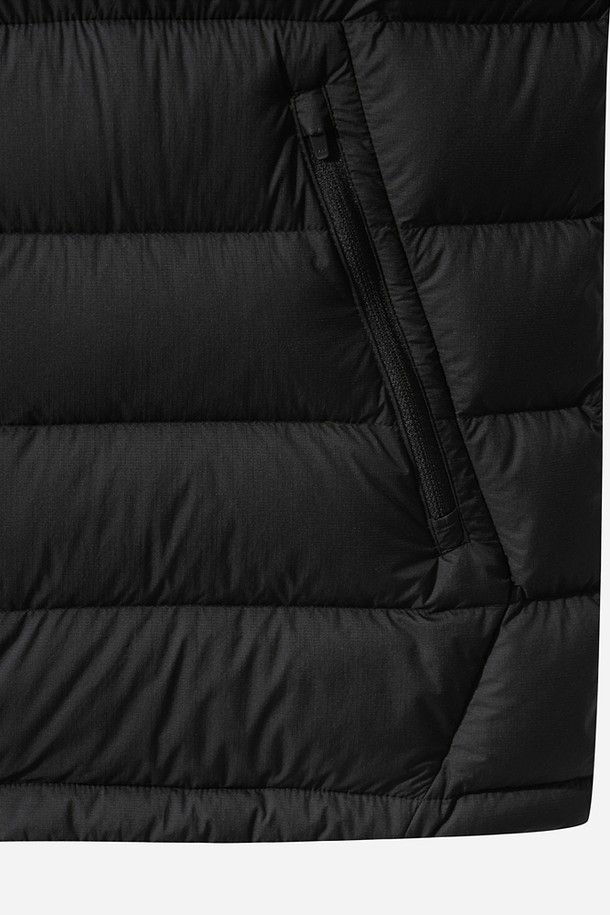 **남성) 글린트 D7 경량 다운 재킷 (BLACK)**

겨울철 추위를 효과적으로 막아줄 남성용 글린트 D7 경량 다운 재킷입니다. 얇고 가벼운 나일론 소재를 사용하여 활동성을 높였으며, 퀄팅 디자인으로 세련된 느낌을 더했습니다. 블랙 컬러의 미니멀하고 베이직한 스타일로 어떤 옷에도 쉽게 매치할 수 있습니다. 레귤러핏으로 편안한 착용감을 제공하며, 집업 여밈 방식으로 간편하게 입고 벗을 수 있습니다. 보온 기능과 경량성을 갖춰 일상생활에서 따뜻하고 쾌적하게 착용하기 좋습니다.
