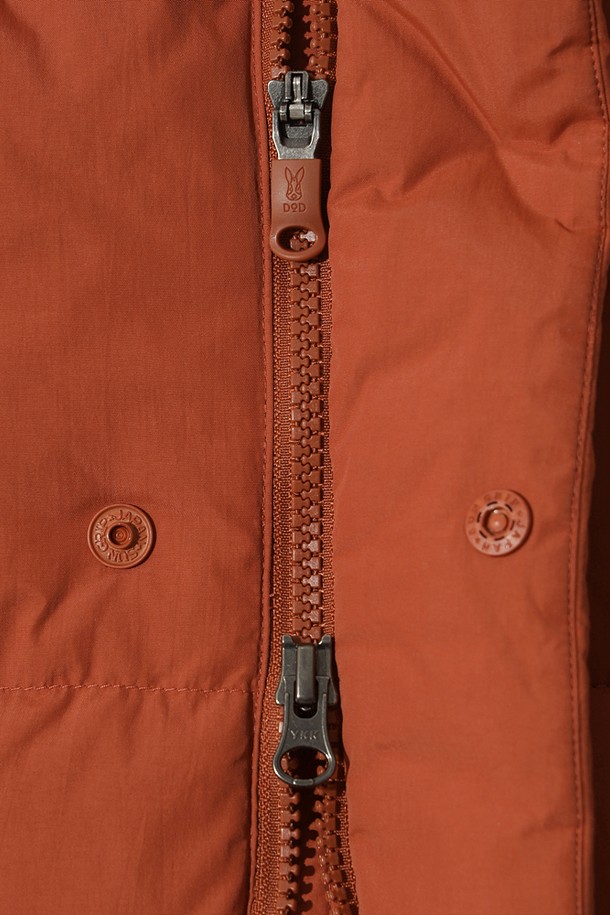 남성용 코나 하이웜 D7 베스트 다운(다크 오렌지)은 겨울철 캐주얼 및 스포티 스타일 연출에 적합한 다운 베스트입니다. 두꺼운 두께감과 부드러운 촉감의 나일론 소재로 제작되어 보온성을 높였습니다. 하이넥 디자인과 패딩 충전재로 더욱 따뜻하게 착용할 수 있으며, 일상과 캠핑, 등산 등 다양한 TPO에 활용 가능합니다. 레귤러핏으로 편안한 착용감을 제공하며, 민소매 디자인으로 활동성을 더했습니다. 무지 스타일의 다크 오렌지 컬러는 미니멀한 스타일을 선호하는 남성에게 좋은 선택입니다.
