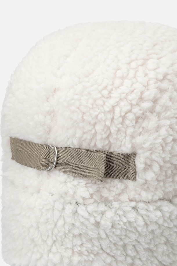 히트레스트 믹스퍼 플리스 트루퍼 캡(아이보리 다크)은 겨울철 추위를 막아줄 보온성에 중점을 둔 모자입니다. 부드러운 플리스와 퍼 소재를 사용하여 깊고 포근한 착용감을 제공하며, 귀덮개가 있어 찬 바람으로부터 얼굴을 보호합니다. 캡 디자인은 캐주얼, 미니멀, 클래식 스타일 모두에 잘 어울리며, 무지 디자인과 스트링 여밈으로 심플하면서도 실용적인 매력을 더합니다. 아이보리, 다크 컬러로 출시되어 다양한 겨울 스타일링에 활용하기 좋습니다.
