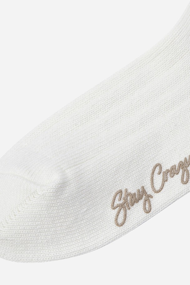 **캠프 골지 삭스(아이보리)**는 부드러운 면 소재로 제작되어 흡습성이 뛰어나 사계절 내내 쾌적하게 착용할 수 있는 양말입니다. 아이보리 컬러에 골지 패턴으로 디자인되어 캐주얼하고 미니멀한 스타일을 연출합니다. 일상생활에서 편안하게 착용하기 좋으며, 캠프 디자인으로 포인트를 더했습니다. 남녀 공용으로 착용 가능하며, 어떤 룩에도 자연스럽게 어울립니다. 부드러운 촉감으로 편안한 착용감을 선사합니다.
