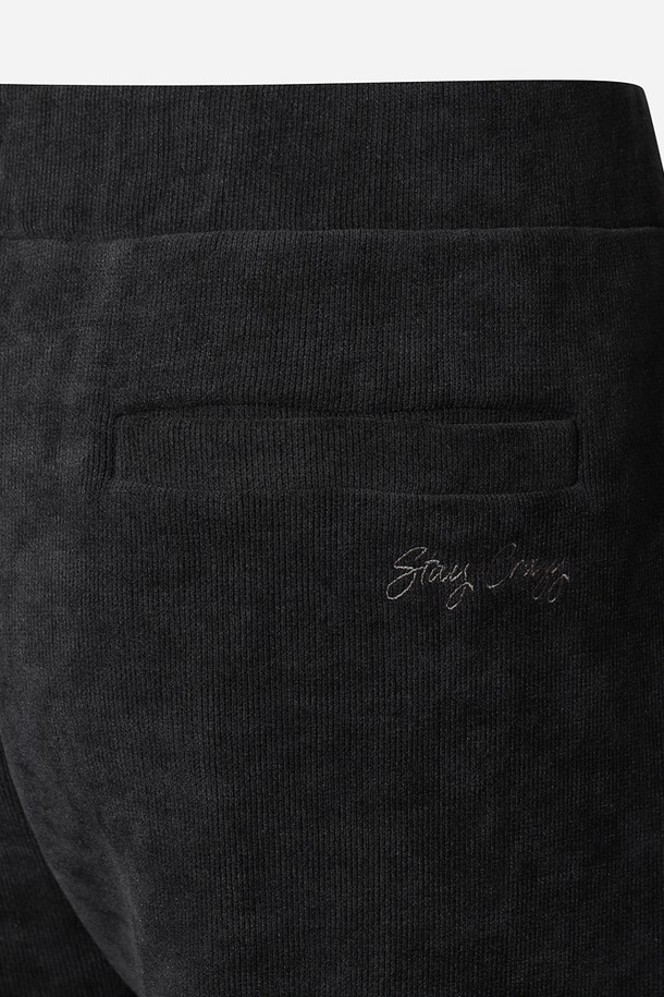 남성용 '스테이웜' 레귤러핏 스트레이트 팬츠(다크차콜 그레이)입니다. 겨울철 스포츠 활동과 일상생활 모두에 적합한 보온 기능을 갖춘 긴 바지입니다. 다크차콜 그레이 컬러와 무지 패턴으로 스포티하면서도 베이직한 스타일을 연출합니다. 레귤러핏과 스트레이트 핏으로 편안한 착용감을 제공하며, 출근룩과 피트니스룩에 모두 활용 가능합니다. 미니멀하고 캐주얼한 스타일을 선호하는 남성분들께 추천합니다.
