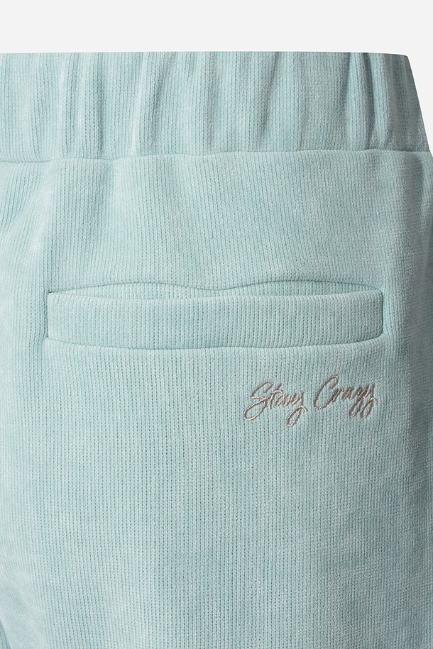 남성용 스테이웜 레귤러핏 스트레이트 팬츠(L.SKYBLUE)는 겨울철 스포츠 및 일상 활동에 적합한 보온 기능을 제공하는 긴 바지입니다. 라이트 스카이블루 색상의 무지 디자인으로, 스포티하고 베이직한 스타일을 연출합니다. 밴딩 처리된 허리 부분과 레귤러핏, 스트레이트 핏으로 편안한 착용감을 선사하며, 두꺼운 두께감으로 추운 날씨에도 따뜻함을 유지해 줍니다. 피트니스룩, 등산룩, 캠핑룩 등 다양한 TPO에 활용 가능한 미니멀하고 캐주얼한 스타일의 팬츠입니다.
