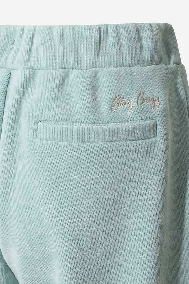 여성) 스테이웜 레귤러핏 스트레이트 팬츠(L.SKYBLUE)는 겨울철 스포츠 및 일상생활에서 따뜻하게 착용할 수 있는 긴바지입니다. 라이트 스카이 블루 컬러의 무지 디자인으로, 스포티, 미니멀, 캐주얼 스타일을 연출하기 좋습니다. 보온 기능을 갖춘 두꺼운 소재로 제작되었으며, 레귤러핏과 스트레이트 핏으로 편안한 착용감을 제공합니다. 밴딩 처리되어 활동성을 높였으며, 러닝룩, 피트니스룩, 등산룩 등 다양한 TPO에 활용할 수 있습니다.
