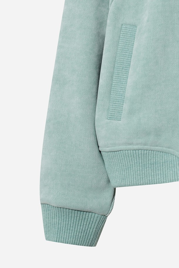 여성용 스테이웜 후드 집업 재킷(L.SKYBLUE)은 추운 겨울에도 따뜻하게 몸을 감싸주는 캐주얼 스타일의 아우터입니다. 부드러운 촉감의 폴리에스테르 소재로 제작되어 편안한 착용감을 선사하며, 두꺼운 두께감으로 보온성을 높였습니다. 라이트 스카이 블루 컬러와 무지 디자인이 어우러져 미니멀하면서도 세련된 분위기를 연출합니다. 긴 소매와 후드, 집업 여밈 방식은 활동성을 더하고 다양한 스타일링을 가능하게 합니다. 일상에서 편안하게 즐겨 입을 수 있는 실용적인 겨울철 필수 아이템입니다.
