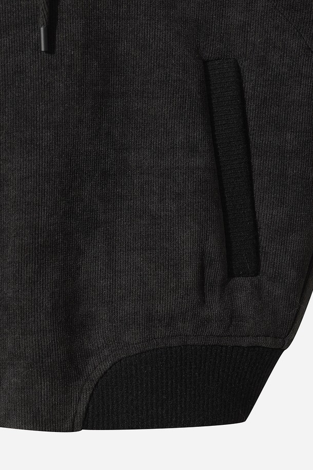 여성) 스테이웜 후드 집업 재킷(D.CHARCOAL GREY)은 가을과 겨울에 따뜻하게 입을 수 있는 여성용 후드 집업 재킷입니다. 짙은 차콜 그레이 컬러의 무지 디자인으로, 캐주얼, 스포티, 미니멀 스타일을 연출하기 좋습니다. 부드러운 촉감의 두꺼운 폴리에스테르 소재로 제작되어 보온성이 뛰어나며, 일상 및 집콕, 산책룩에 모두 잘 어울립니다. 레귤러핏 크롭 기장의 긴 소매 집업 자켓으로 편안하게 착용할 수 있습니다.
