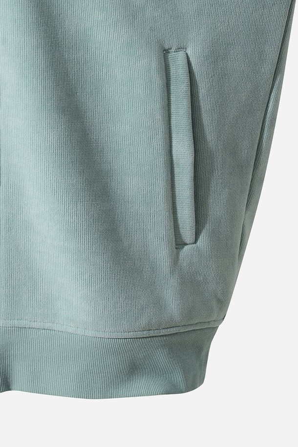 유니) 스테이웜 후드 집업 재킷(L.SKYBLUE)은 캐주얼, 스포티, 미니멀 스타일을 추구하는 유니섹스 고객을 위한 아우터입니다. 라이트 스카이블루 컬러의 무지 디자인으로, 가을, 겨울 시즌에 적합하며 일상, 캠핑룩, 등산룩에 활용하기 좋습니다. 두꺼운 두께감과 부드러운 촉감, 긴 소매 기장이 특징이며, 보온성을 위한 후드 타입의 집업 자켓입니다. 레귤러핏으로 편안하게 착용 가능하며, 뛰어난 보온 기능을 제공합니다.
