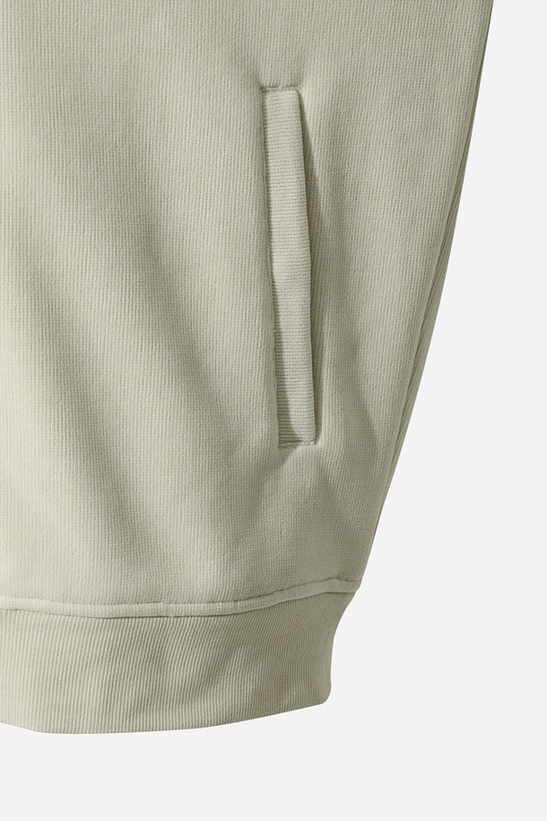 유니) 스테이웜 후드 집업 자켓(IVORY DARK)은 가을, 겨울철 일상과 캠핑, 산책룩에 어울리는 유니섹스 후드 집업 자켓입니다. 부드러운 촉감과 두꺼운 두께로 보온성을 높였으며, 캐주얼하고 베이직한 스타일을 연출합니다. 아이보리 색상의 무지 디자인으로 미니멀한 스타일을 선호하는 분들께 적합합니다. 긴 소매와 레귤러핏으로 편안하게 착용 가능하며, 집업 형태로 간편하게 여밀 수 있습니다. 후드 디테일이 있어 더욱 따뜻하고 실용적인 아이템입니다.
