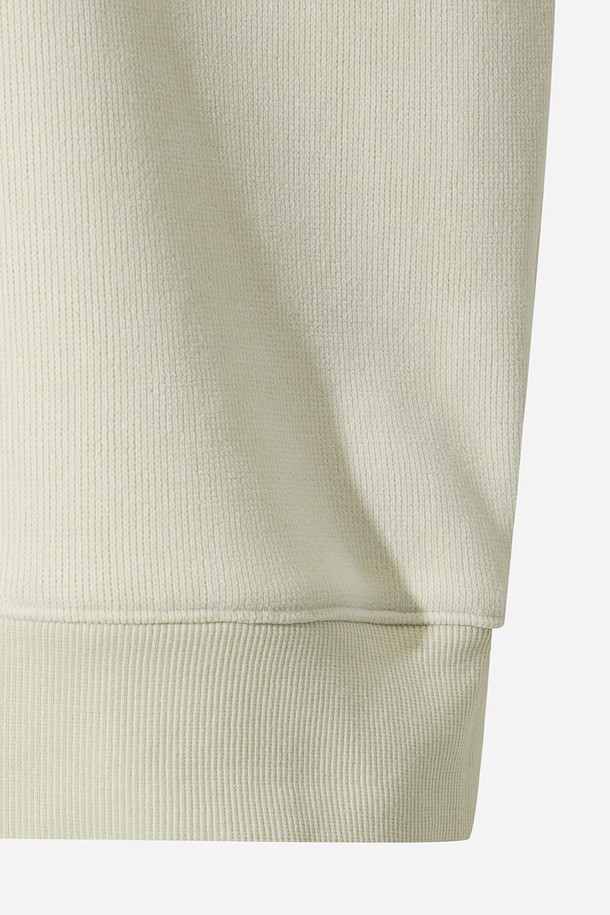 유니) 스테이웜 에센셜 맨투맨(IVORY DARK)은 가을, 겨울 시즌에 따뜻하게 착용할 수 있는 유니섹스 맨투맨입니다. 아이보리 컬러의 무지 디자인으로, 베이직하고 스포티한 스타일을 연출하기 좋습니다. 두꺼운 두께감과 부드러운 촉감의 면 소재에 기모 안감으로 보온성을 높였습니다. 레귤러핏 라운드넥 디자인으로, 출근룩이나 캠핑룩 등 다양한 TPO에 캐주얼, 미니멀, 스포티하게 활용할 수 있습니다. 스테이웜 기능으로 추운 날씨에도 따뜻함을 유지해줍니다.
