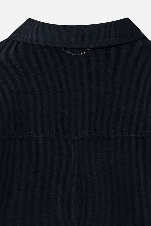 **여성) 코듀로이 셔츠 원피스(NAVY)**

가을과 겨울, 포근함을 선사할 여성 코듀로이 셔츠 원피스입니다. 네이비 컬러의 무지 디자인으로, 캐주얼하고 베이직한 스타일을 연출합니다. 셔츠 디테일과 버튼다운 디자인이 돋보이며, A라인 핏으로 여성스러운 실루엣을 강조합니다. 두꺼운 코듀로이 소재와 긴 소매 기장으로 따뜻함을 더하며, 출근룩과 모임룩 등 다양한 TPO에 활용 가능합니다. 레귤러핏으로 제작되어 편안한 착용감을 제공합니다.
