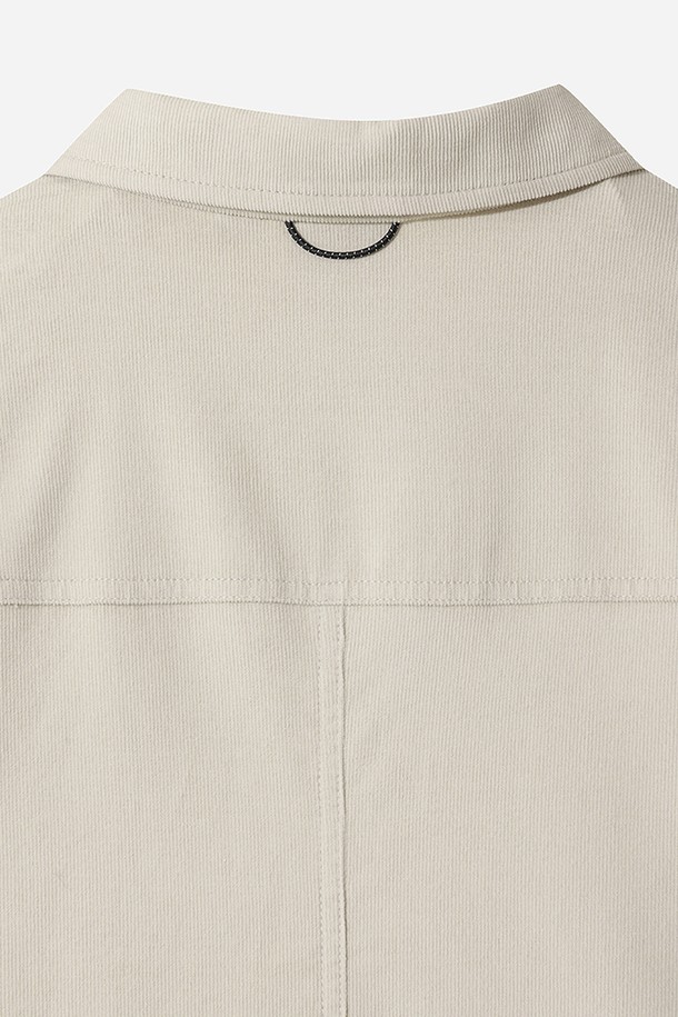 부드러운 코듀로이 소재의 여성 셔츠 원피스입니다. 아이보리 컬러에 무지 디자인으로, 캐주얼하면서도 베이직한 스타일을 연출합니다. 넉넉한 레귤러핏과 미디엄 기장으로 편안하게 착용 가능하며, 카라와 긴 소매, 포켓 디테일이 특징입니다. 봄, 가을 시즌에 활용하기 좋으며, 뻣뻣한 촉감과 두꺼운 두께감으로 안정감을 줍니다. 클래식하고 미니멀한 무드를 더해 일상복으로 손색없습니다.
