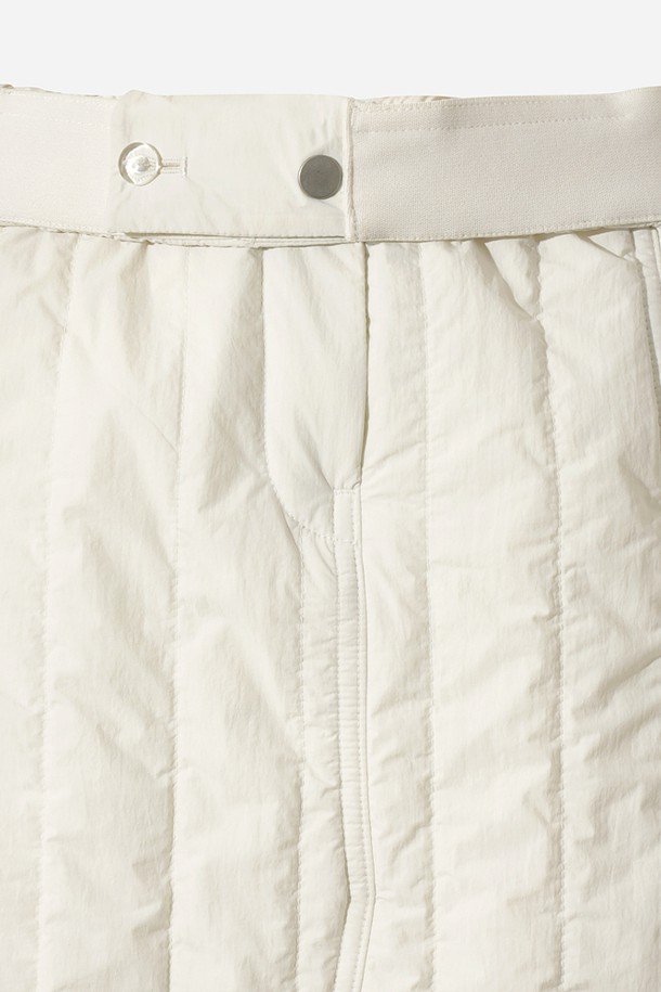 포근함과 스타일을 모두 갖춘 여성 에어로겔 패딩 스커트(아이보리)입니다. 뛰어난 보온성을 자랑하는 에어로겔 충전재를 사용하여, 겨울철에도 따뜻하고 쾌적하게 착용할 수 있습니다. A라인 핏과 미니멀한 디자인으로 캐주얼, 고프코어 스타일 모두 소화 가능하며, 산책룩이나 여행룩에 잘 어울립니다. 가볍고 부드러운 나일론, 폴리에스터 혼방 소재로 제작되어 편안한 착용감을 선사하며, 전면 포켓 디테일로 실용성을 더했습니다. 우수한 단열성으로 체온을 안정적으로 유지해주는 기능성 패딩 스커트입니다.
