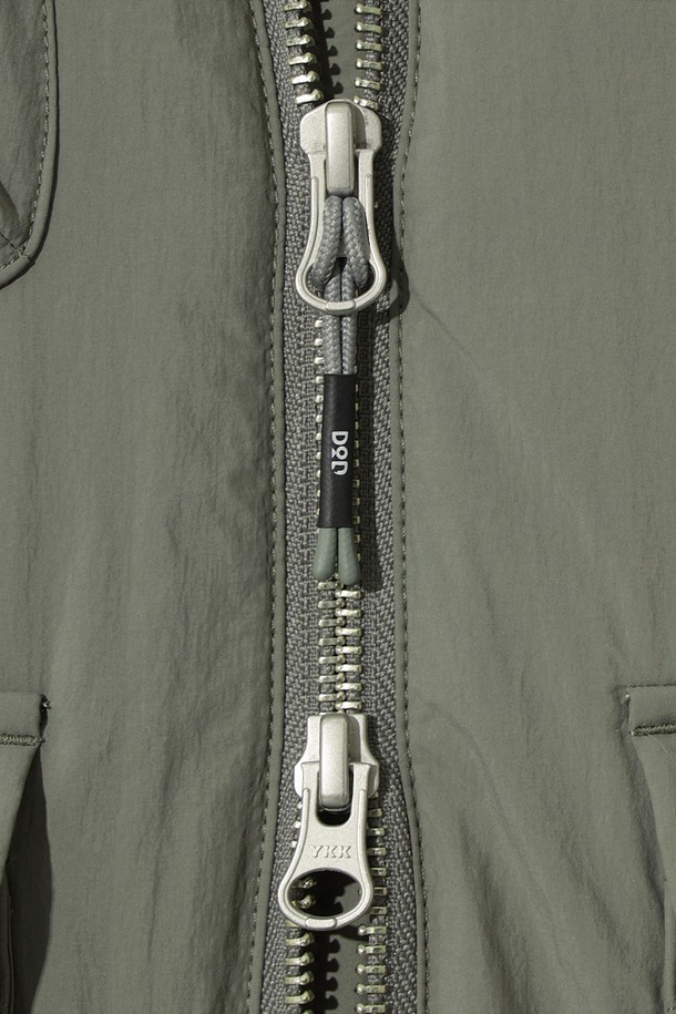 여성) 에어로겔 패딩 베스트(L.CHARCOAL GREY)는 겨울철 보온성을 책임지는 캐주얼 스타일의 패딩 베스트입니다. 
차콜 그레이 컬러의 무지 디자인으로 어떤 룩에도 쉽게 매치할 수 있으며, 일상과 아웃도어 활동 모두에 적합합니다. 
HEATLOCK AERO AEROGEL 기술을 적용하여 뛰어난 단열 및 경량성을 자랑하며, 부드러운 촉감의 안감과 두꺼운 두께감으로 따뜻함을 더했습니다. 
플리스 탈부착이 가능하며, 아웃포켓 디자인으로 실용성을 높였고, 스커트와 셋업하여 다양한 스타일을 연출할 수 있습니다. 
캠핑룩, 미니멀, 클래식 스타일을 즐겨 입는 여성분들께 추천합니다.
