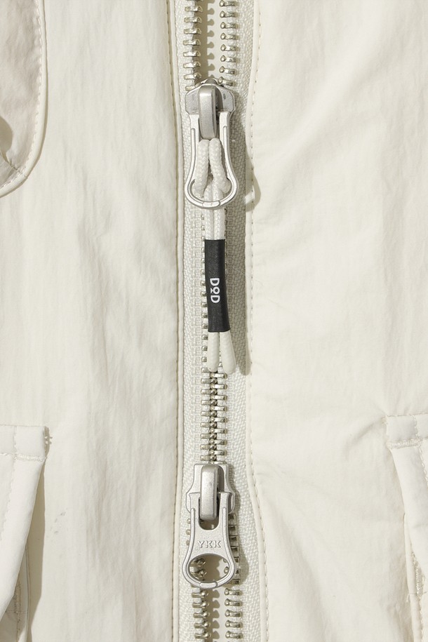 여성) 에어로겔 패딩 베스트(아이보리)는 일상 및 아웃도어 활동에 적합하며, 캐주얼과 스포티한 스타일을 연출합니다. 뛰어난 보온성과 단열성을 제공하는 에어로겔 충전재와 HEATLOCK AERO AEROGEL 기술을 적용하여 체온을 안정적으로 유지시켜줍니다. 부드러운 촉감의 나일론, 아크릴, 폴리에스터, 모 혼방 소재로 제작되었으며, 두꺼운 두께감으로 겨울철에도 따뜻하게 착용 가능합니다. 플리스 소재 탈부착이 가능하며, 아웃포켓 디자인으로 실용성을 높였습니다. 캠핑룩에 활용하기 좋은, 미니멀한 디자인의 패딩 베스트입니다.
