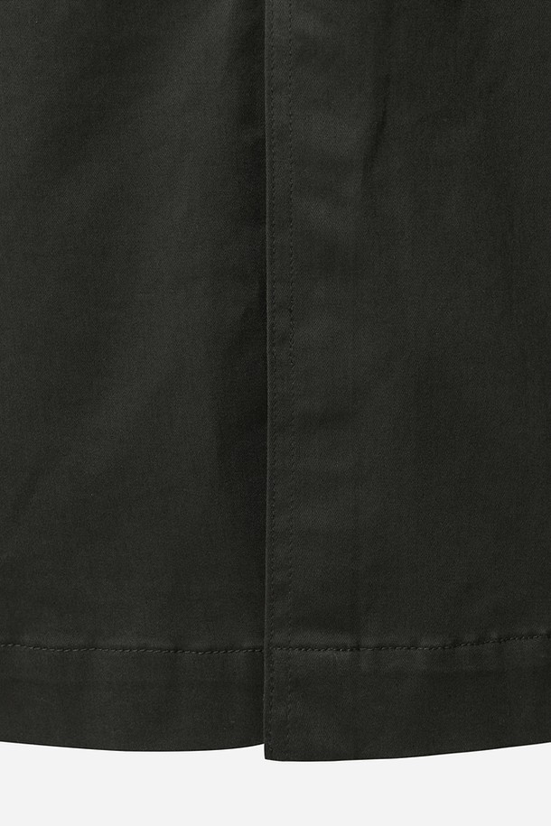 여성) 유틸리티 오버롤 원피스(D.CHARCOAL GREY)는 캐주얼, 미니멀, 워크웨어 스타일을 아우르는 오버롤 원피스입니다. 다크차콜그레이 색상으로, 봄, 가을에 데일리룩이나 캠핑룩으로 활용하기 좋습니다. 면과 폴리우레탄 혼방 소재로 제작되어 편안한 착용감을 선사하며, 신축성 있는 원단과 스퀘어넥 디자인으로 활동성을 높였습니다. 어깨 스트랩 조절이 가능하며, 실용적인 포켓 디테일이 돋보입니다. 오버핏으로 편안하게 착용할 수 있는 민소매 원피스입니다.
