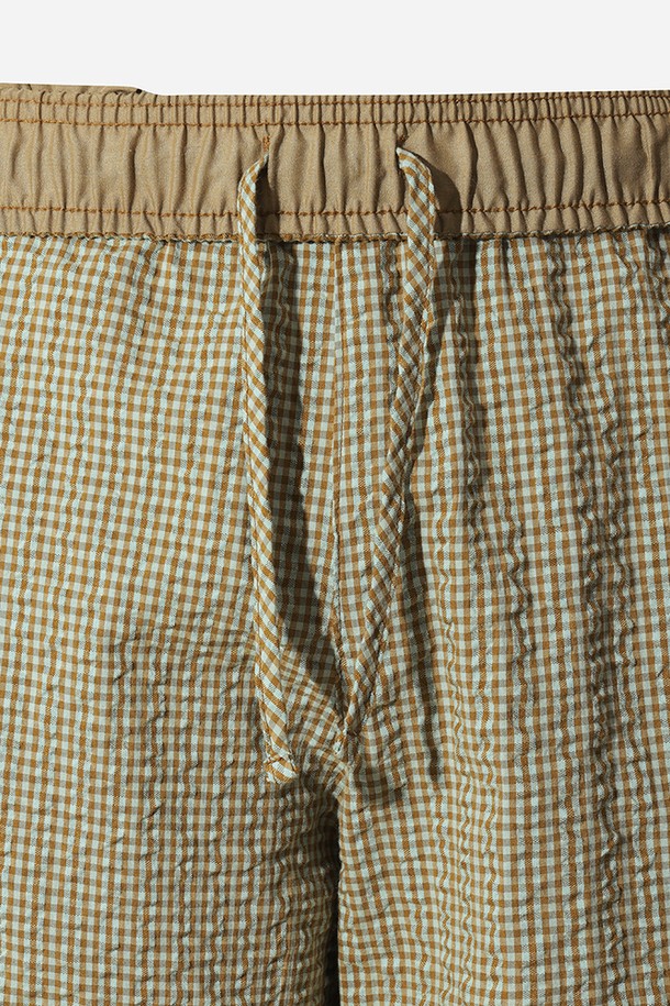 유니) 올데이체크 반바지(BROWN)는 여름철 시원하게 입기 좋은 캐주얼 반바지입니다. 브라운 컬러의 체크 패턴이 돋보이며, 레귤러핏과 세미오버 핏으로 편안한 착용감을 선사합니다. 통기성이 우수한 시어서커 소재로 제작되어 쾌적함을 유지하며, 아웃포켓 디테일로 실용성을 더했습니다. 가볍고 몸에 달라붙지 않아 캠핑, 여행, 휴가 등 다양한 TPO에 활용하기 좋습니다. 미니멀, 리조트 스타일을 즐기는 분들께 추천합니다.
