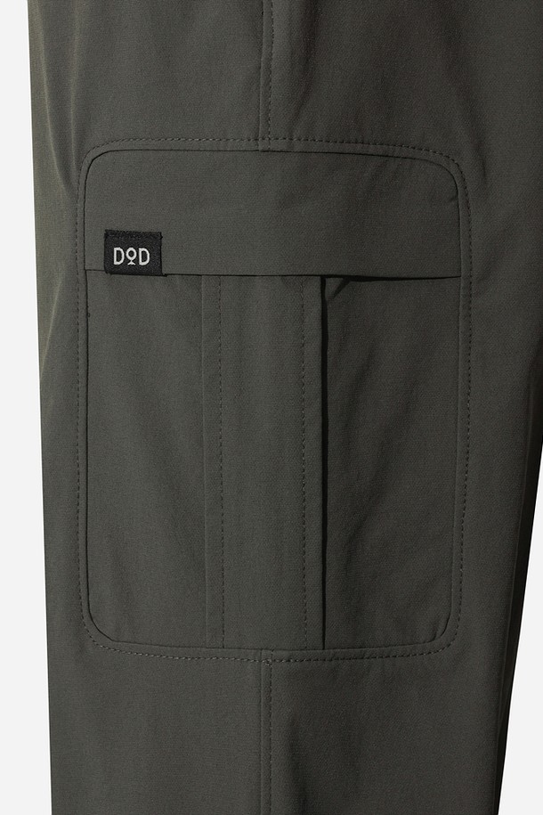 여성) 웜블 카고 슬림핏 조거팬츠(D.CHARCOAL GREY)는 다크차콜그레이 색상의 여성용 조거팬츠입니다. 일상생활과 스포츠 활동 모두에 적합하며, 봄, 가을에 착용하기 좋습니다. 슬림핏과 조거핏을 혼합하여 편안하면서도 스타일리시한 핏을 연출합니다. 허리 밴딩 처리로 활동성을 높였으며, 카고 포켓 디테일로 실용성을 더했습니다. 스포티하면서도 캐주얼한 스타일을 완성하는 필수 아이템입니다.
