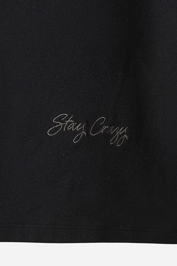 남성용 에센셜 모크넥 긴팔 티셔츠(블랙)입니다. 레귤러핏으로 제작되어 편안한 착용감을 제공하며, 봄, 가을, 겨울 세 계절 모두 활용 가능한 실용적인 아이템입니다. 일상복은 물론, 피트니스룩으로도 적합하여 다용도로 활용할 수 있습니다. 스포티하면서도 미니멀한, 그리고 캐주얼한 스타일을 연출하기 좋습니다. 무지 디자인의 블랙 컬러로 어떤 옷에도 쉽게 매치할 수 있어 활용도가 높습니다.
