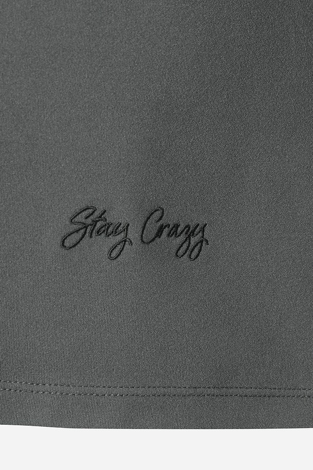 이 여성 에센셜 모크넥 긴팔 티셔츠(CHARCOAL)는 가을, 겨울철 피트니스룩과 일상 룩에 모두 활용하기 좋은 제품입니다. 스포티하면서도 미니멀한 스타일을 추구하는 여성에게 적합하며, 차콜 컬러의 무지 디자인으로 어떤 하의와도 잘 어울립니다. 모크넥 디자인과 긴소매 기장으로 보온성을 높였으며, 에센셜 라인으로 제작되어 기본적인 데일리 아이템으로 활용하기 좋습니다.
