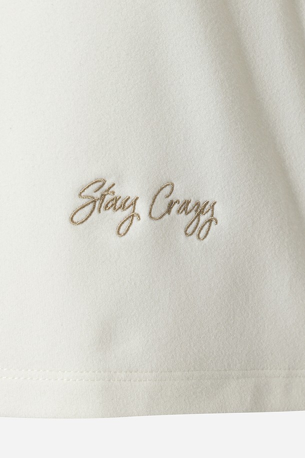 여성용 에센셜 모크넥 긴팔 티셔츠(OFF WHITE 2)입니다. 부드러운 면 소재로 제작되어 편안한 착용감을 선사하며, 레귤러핏으로 제작되어 다양한 체형에 잘 어울립니다. 베이직하고 스포티한 스타일 연출에 용이하며, 봄, 가을, 겨울 시즌에 활용하기 좋습니다. 흡습 기능이 있어 스포츠 활동 시에도 쾌적함을 유지하며, 피트니스룩 또는 산책룩으로 활용하기 좋습니다. 무지 디자인과 오프화이트 컬러로 미니멀하고 세련된 스타일을 완성해 보세요.
